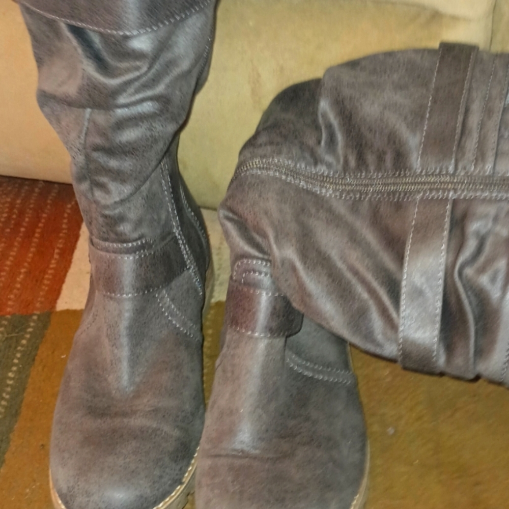 Chelsey Boots size 9